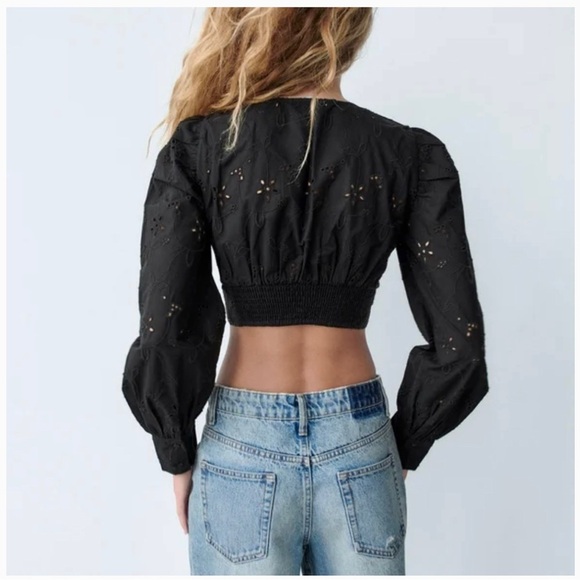 NWT Zara Black Eyelet Puff Sleeve Cropped Top With Embroidery Sz M 0881/002/800 - Picture 3 of 9